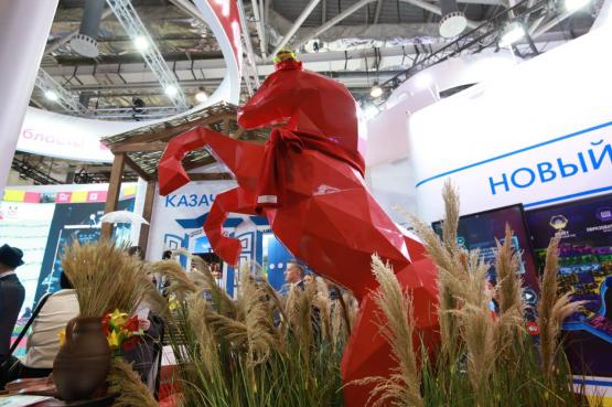 Красный «говорящий» конь расскажет туристам, где в Ростовской области лучше рыбачить 