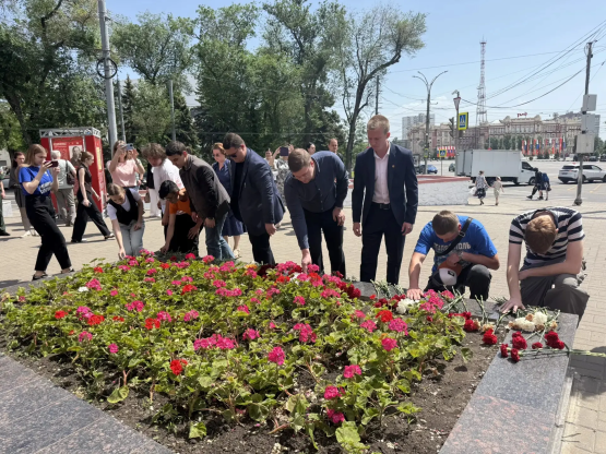 Жители Ростова почтили память погибших в Старобельске студентов 