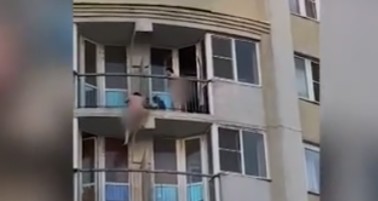 Голый мужчина неудачно сбежал через балкон многоэтажки в Липецке