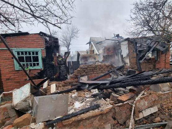 В Шахтах пенсионер пострадал при пожаре.