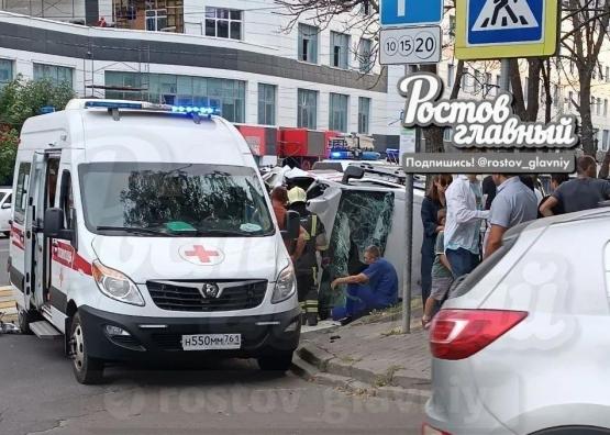 Машина скорой помощи перевернулась в центре Ростова