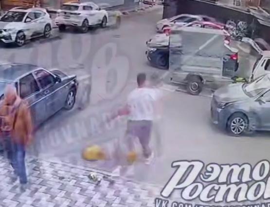 Полиция разыскивает мужчину, срезавшего флагшток в центре Ростова 