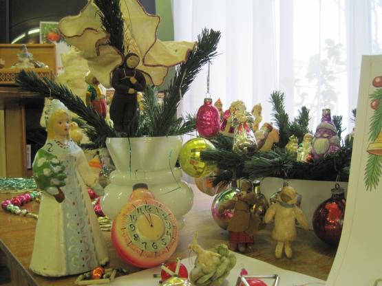 В центральной библиотеке Новочеркасске открыли "Музей елочной игрушки"