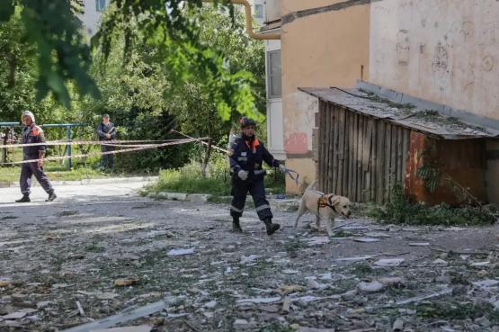 Вражеский БПЛА частично разрушил подъезд дома в Гуково