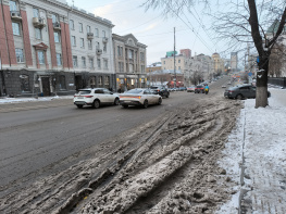 Водители и пешеходы Ростова начали массово жаловаться на плохую уборку снега