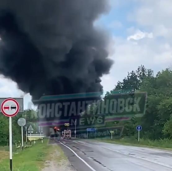 Фура вспыхнула после ДТП на трассе в Ростовской области 