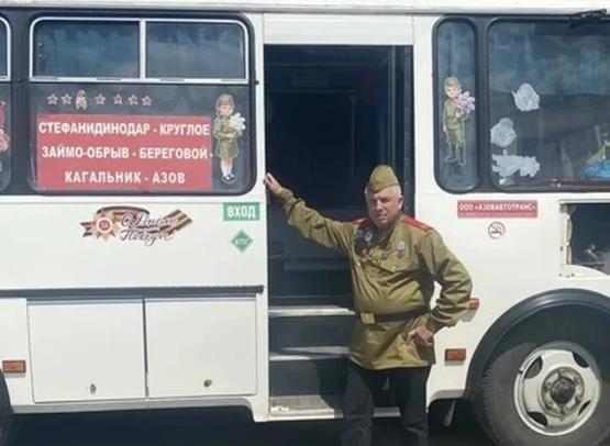 «Бессмертный полк» на колёсах: водитель из Азовского района украсил автобус к 9 мая