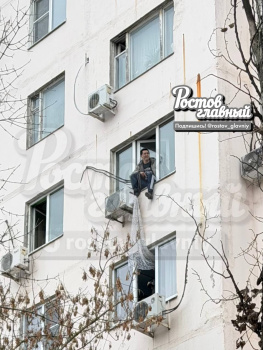 В Ростове полицейские задержали дебошира, пытавшегося выпрыгнуть из окна