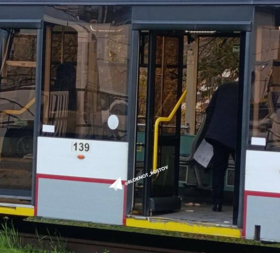 В салоне трамвая в Ростове напали с ножом на мужчину