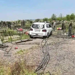 Пьяный водитель снёс кладбищенские ограды и могилы в Азове 