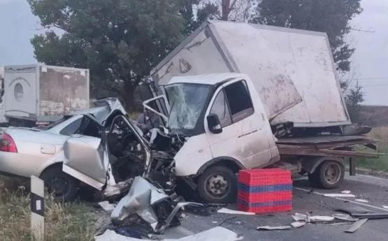 Водитель Lada Priora погиб в жутком ДТП на трассе Ростовской области