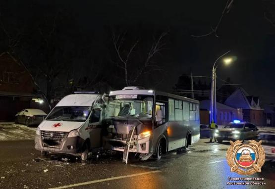 Скорая с пациентом и маршрутка с пассажирами столкнулись в Ростове 
