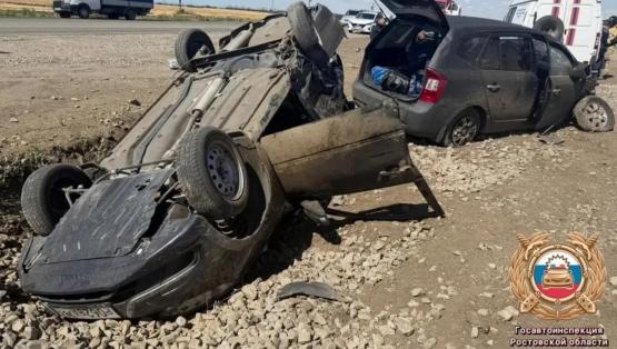 Два человека пострадали в тройном ДТП с перевёртышем в Ростовской области