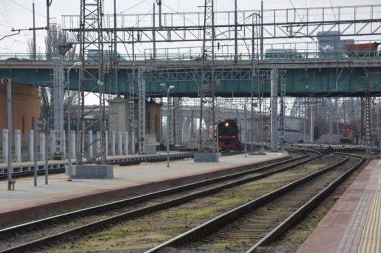 Товарный поезд сошел с рельсов в Ростовской области и повредил ЛЭП