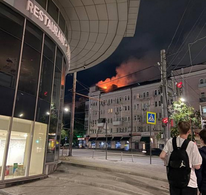 В центре Ростова загорелась кровля жилого дома 