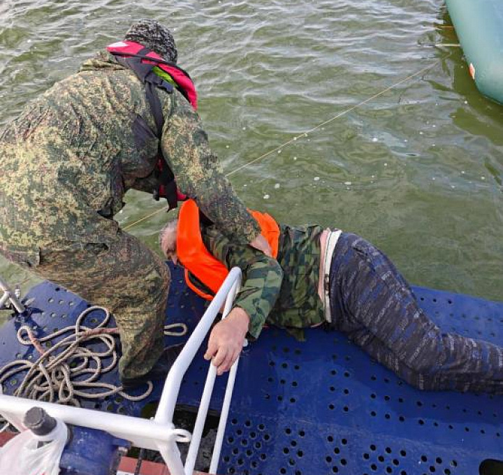 В Таганрогском заливе пограничники спасли тонущего рыбака